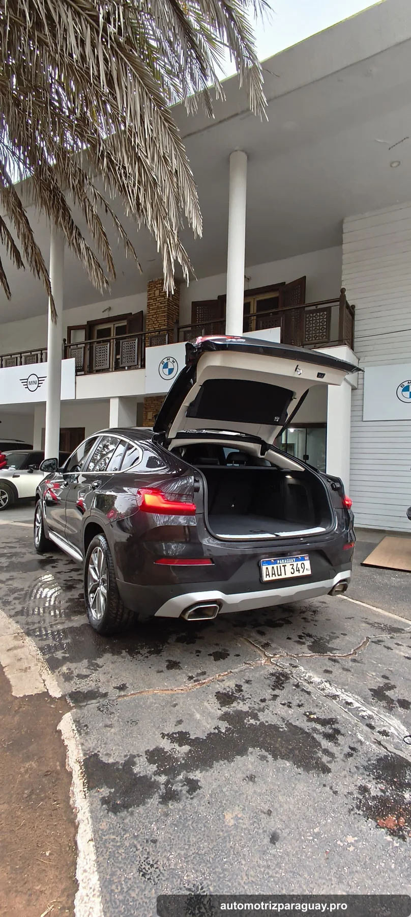 Maletera abierta de la BMW X4 xDrive20i 2025