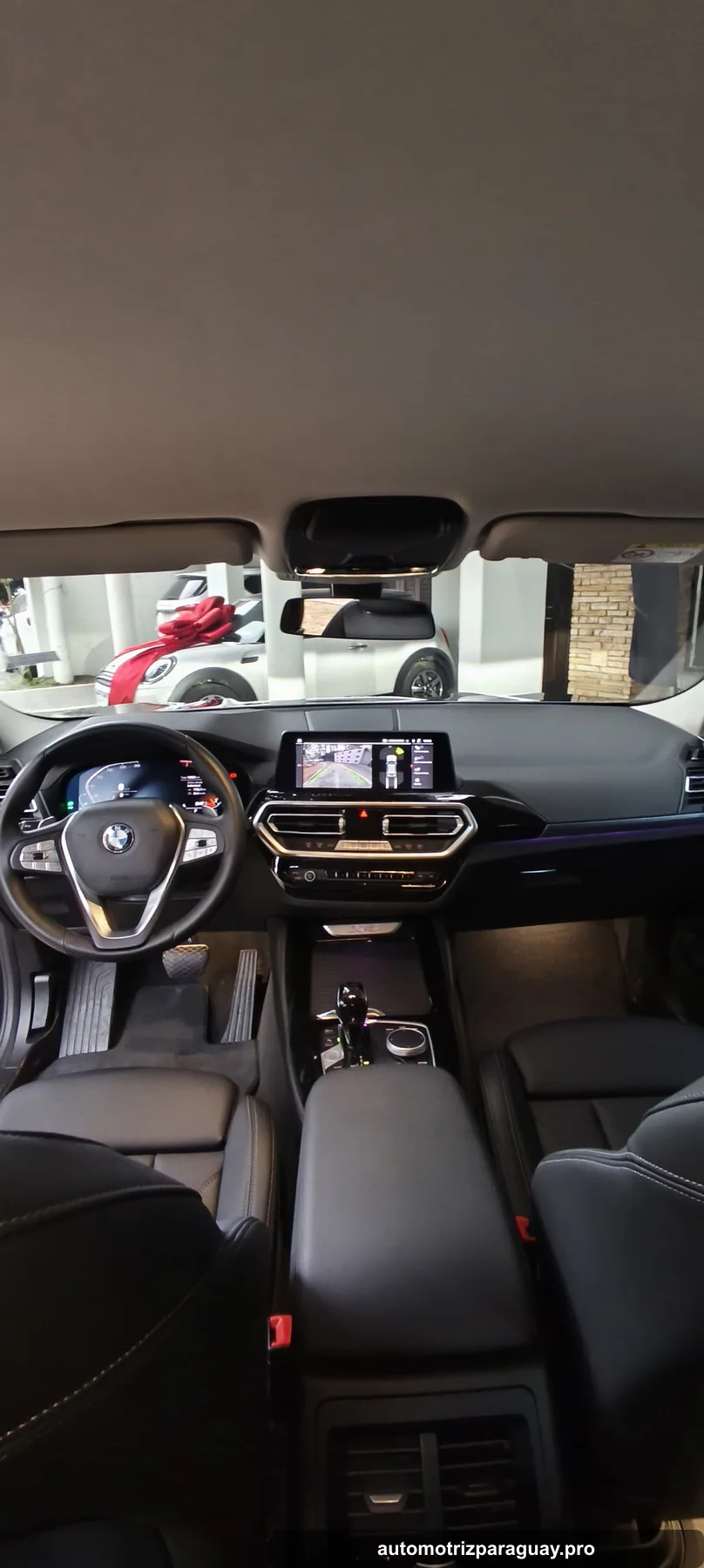 Tablero y cabina de la BMW X4 xDrive20i 2025
