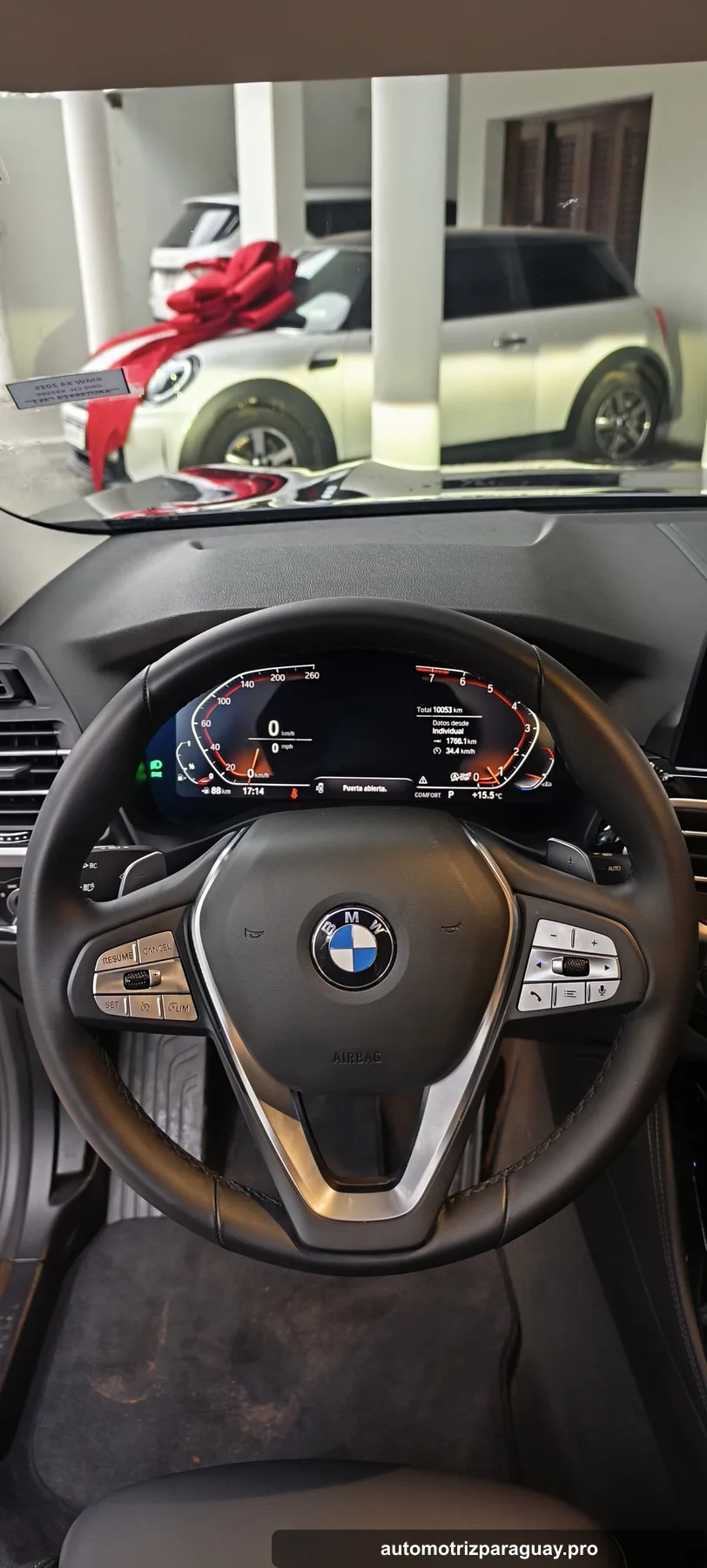 Volante y panel de instrumentos de la BMW X4 xDrive20i 2025