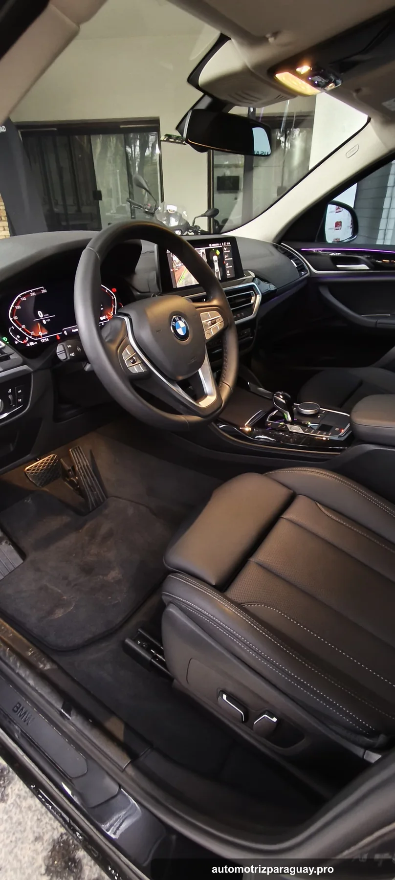 Puesto del conductor de la BMW X4 xDrive20i 2025