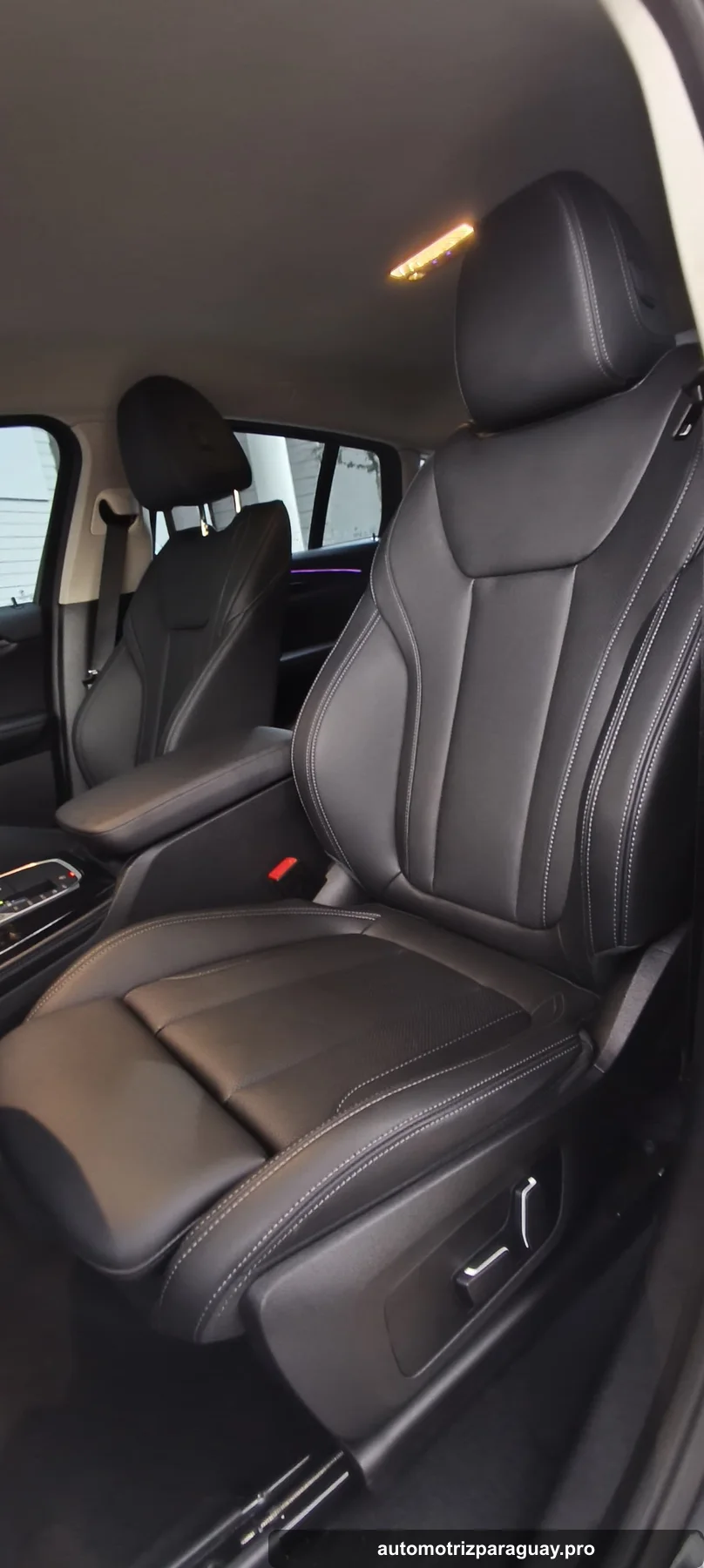 Asientos delanteros de la BMW X4 xDrive20i 2025