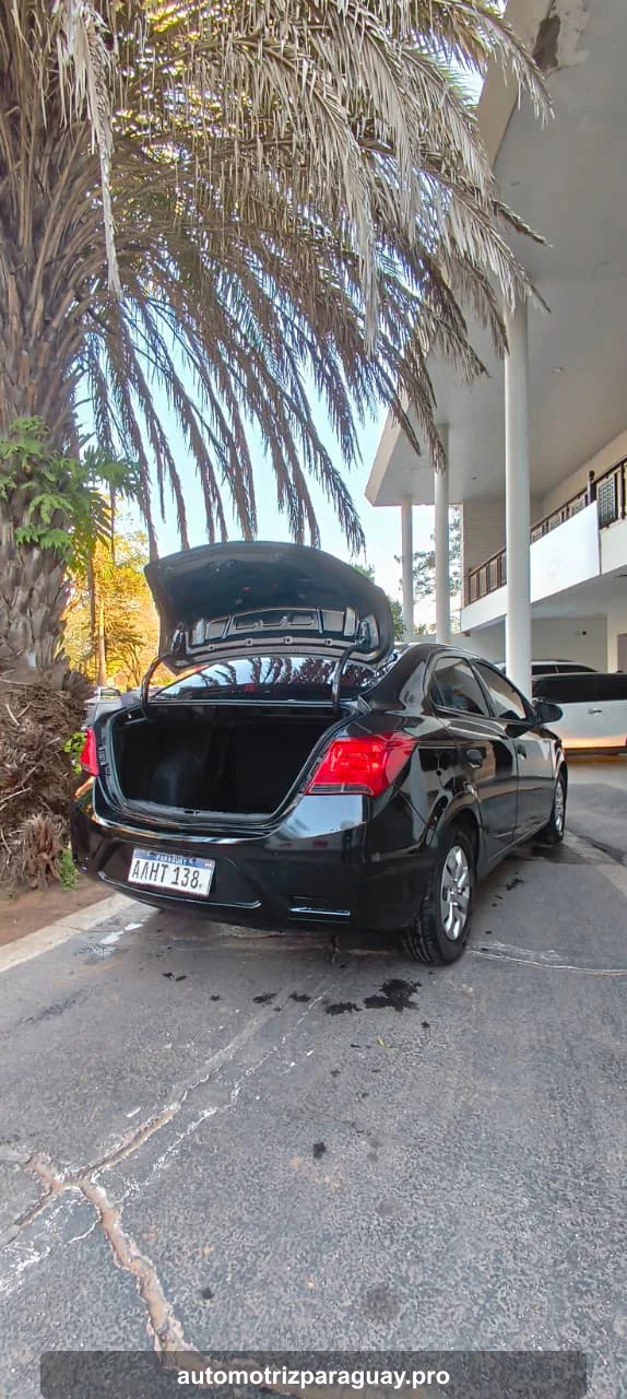 Baúl abierto del Chevrolet Onix Joy Sedán 2022