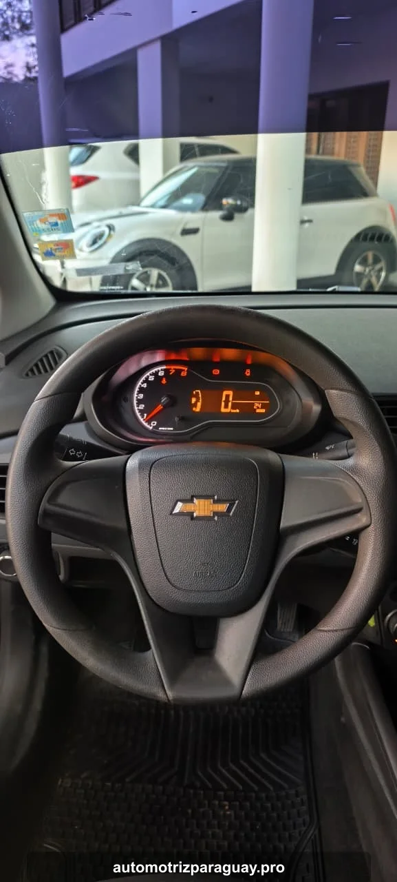 Volante y panel de instrumentos del Chevrolet Onix Joy Sedán 2022