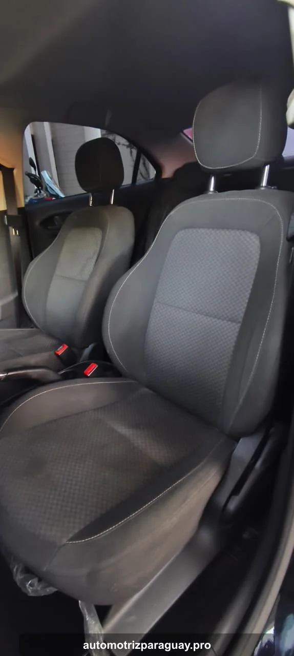 Asientos delanteros del Chevrolet Onix Joy Sedán 2022