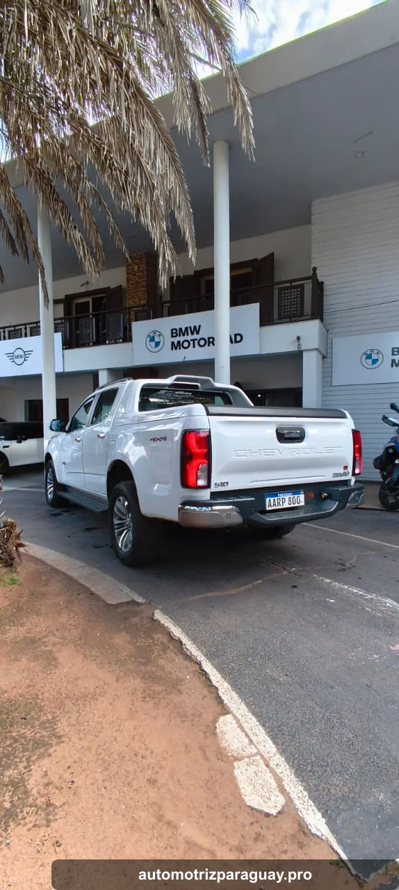Chevrolet S10 High Country 2025 blanca vista trasera