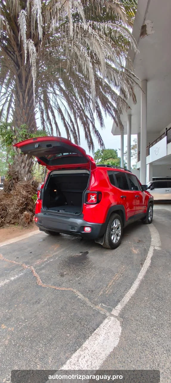 Maletero abierto del Jeep Renegade Sport 2018
