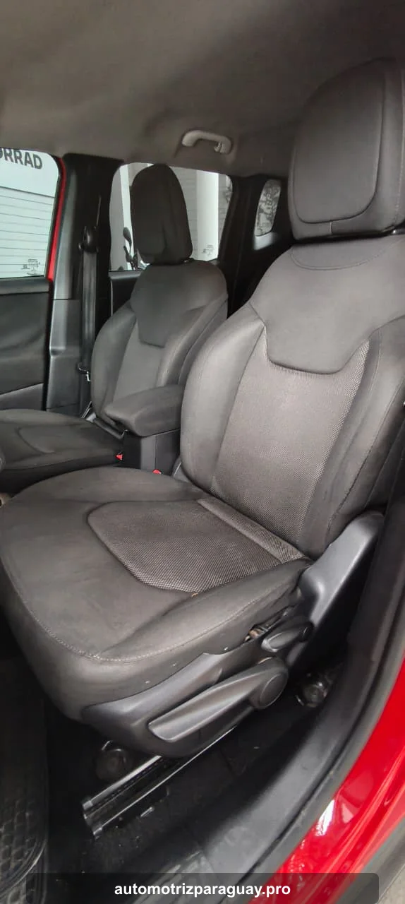 Asientos delanteros del Jeep Renegade Sport 2018
