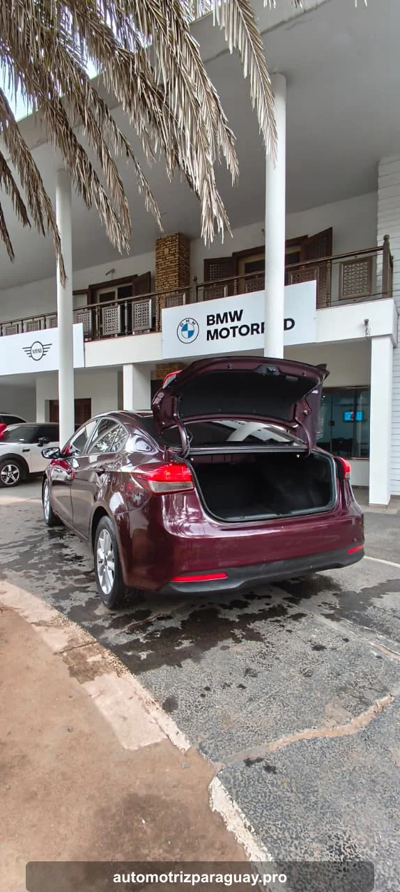 Baúl abierto del Kia Cerato EX 2018