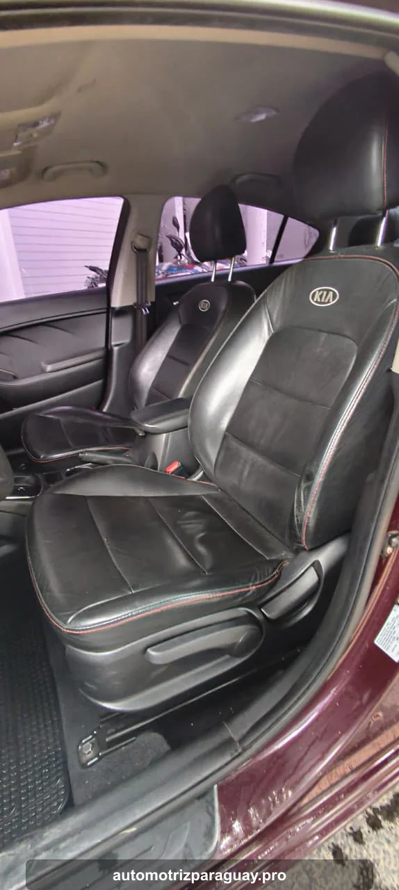 Asientos delanteros del Kia Cerato EX 2018