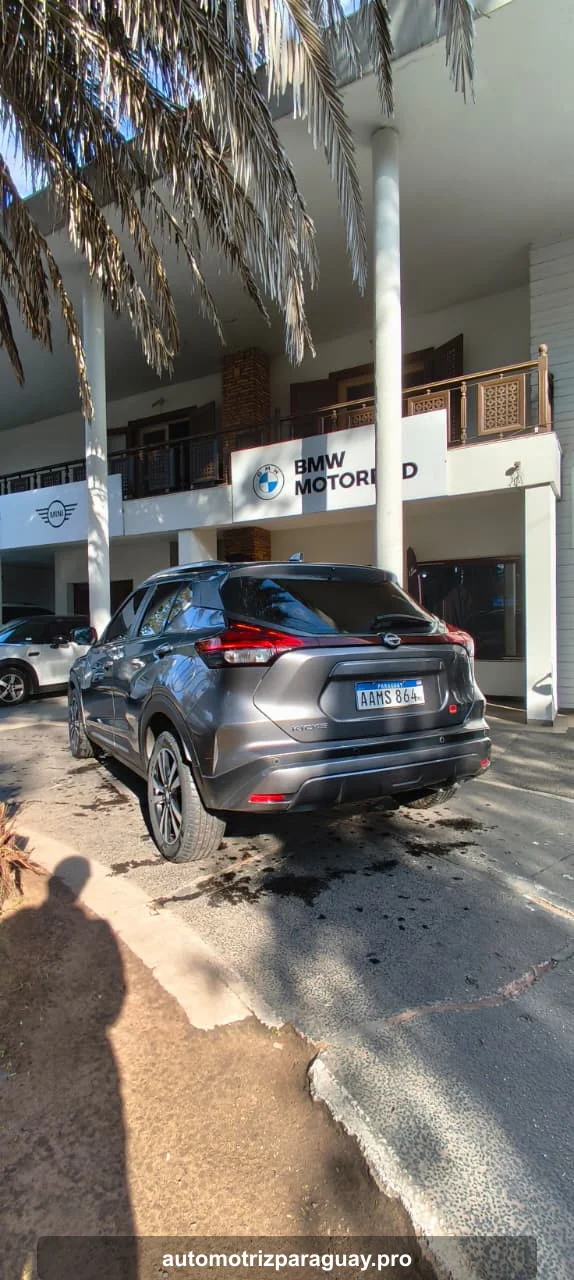 Nissan Kicks Exclusive 2023 gris vista trasera