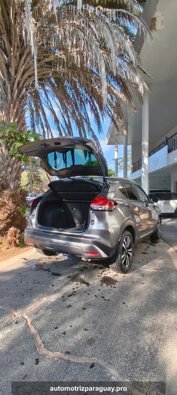 Maletera abierta del Nissan Kicks Exclusive 2023