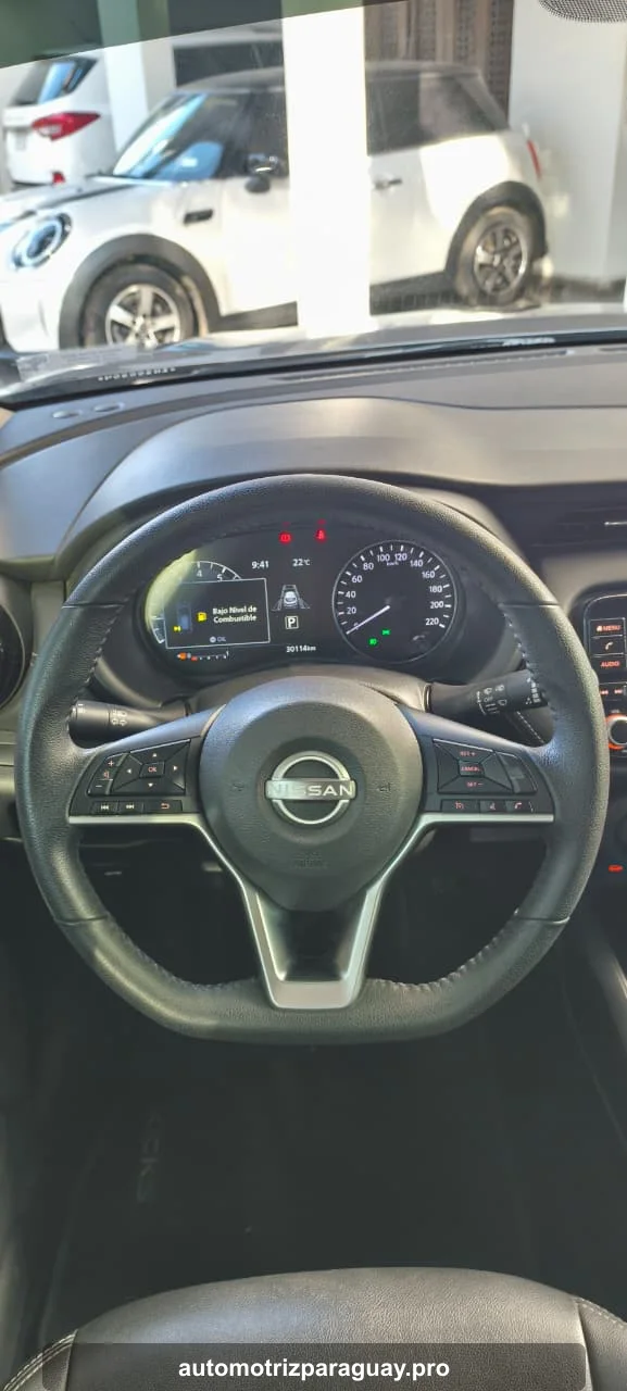 Volante y panel de instrumentos del Nissan Kicks Exclusive 2023