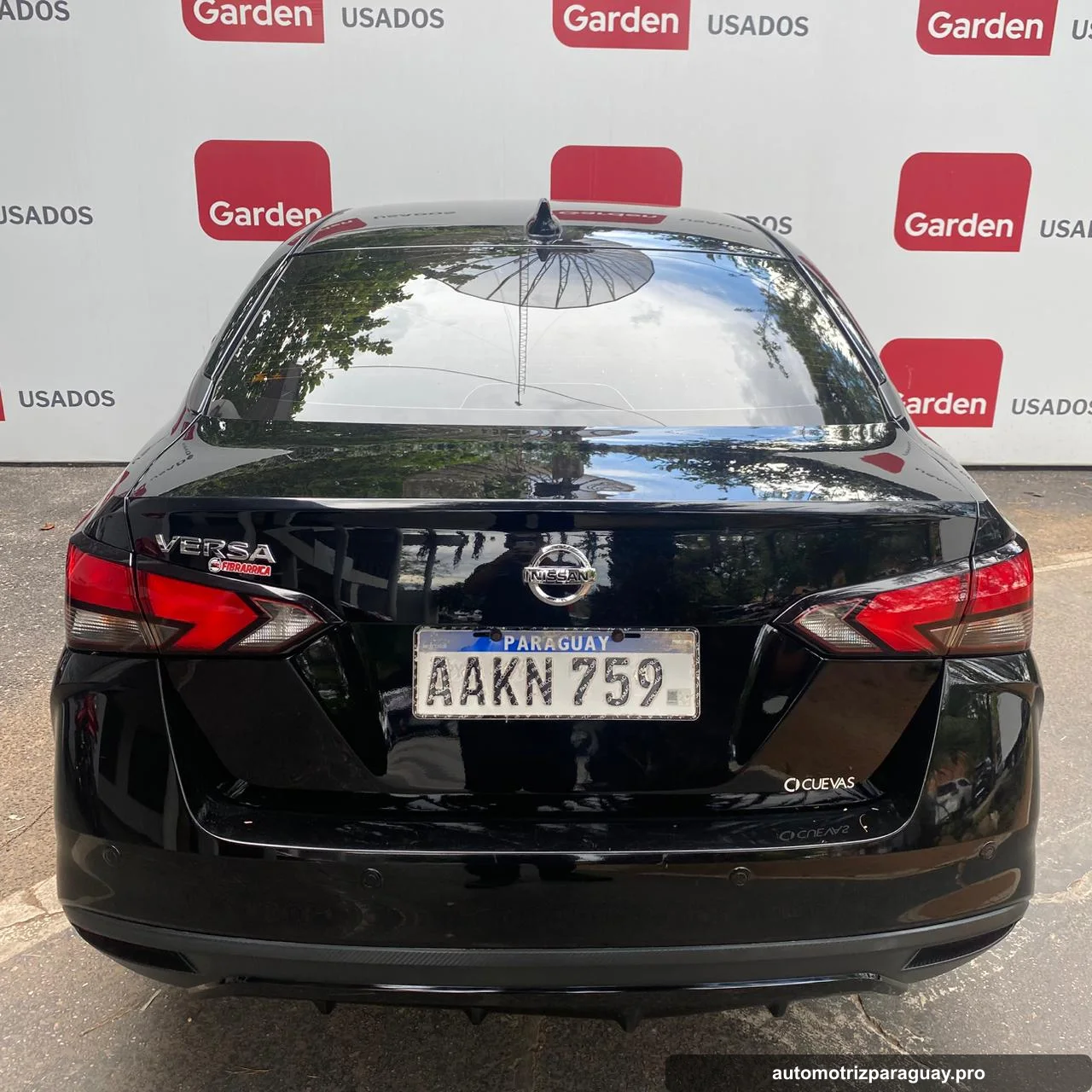 Nissan Versa 2021 negro vista trasera