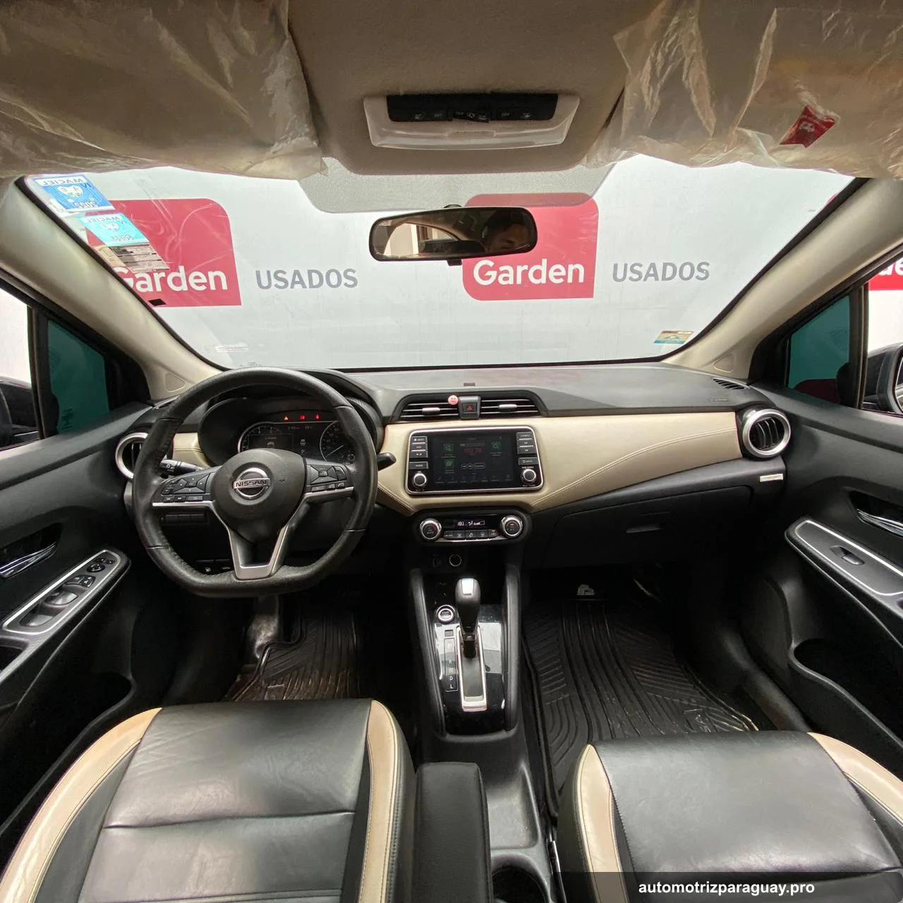 Tablero y cabina del Nissan Versa 2021