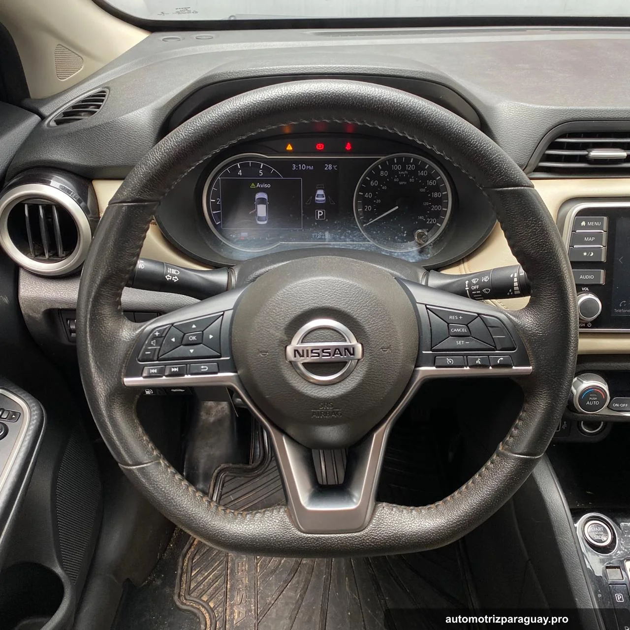 Volante y panel de instrumentos del Nissan Versa 2021