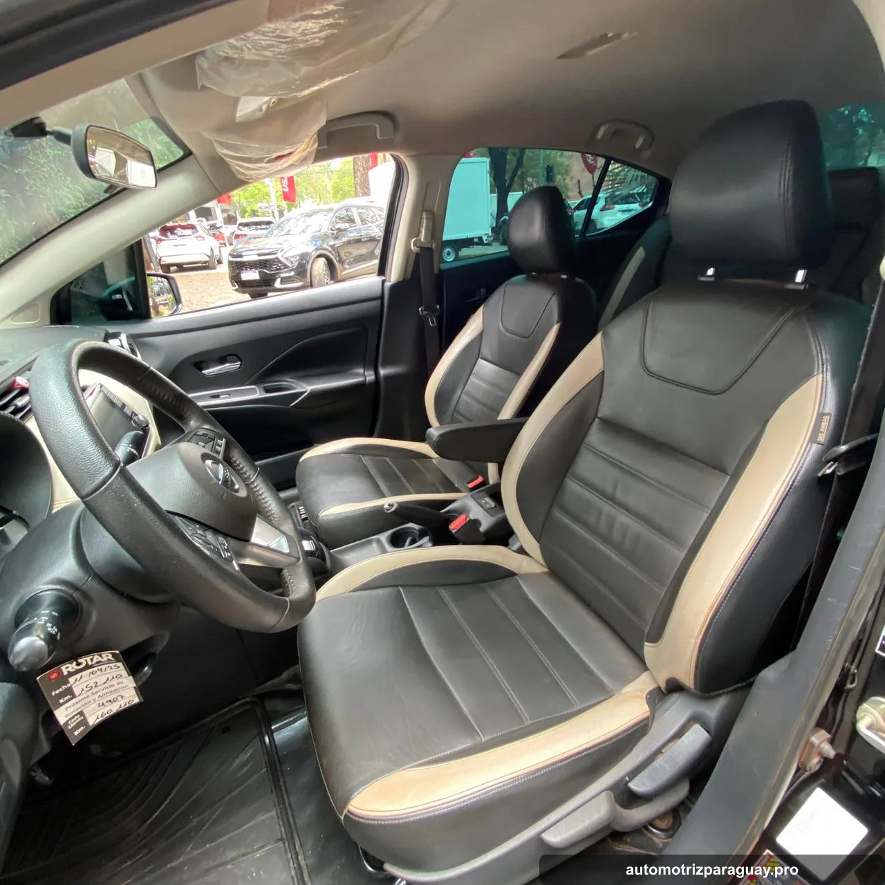 Asientos delanteros del Nissan Versa 2021